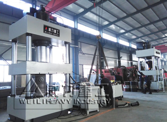 500噸三梁四柱液壓機(jī)生產(chǎn)車(chē)間現(xiàn)貨供應(yīng)