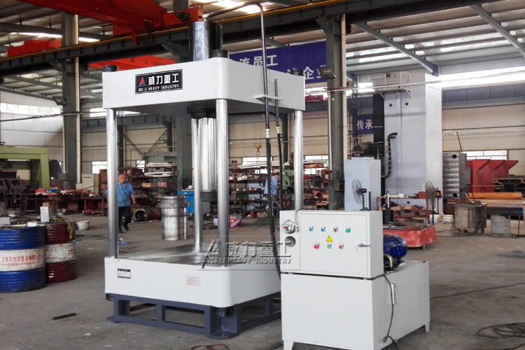 二梁四柱液壓機(jī)生產(chǎn)車(chē)間2