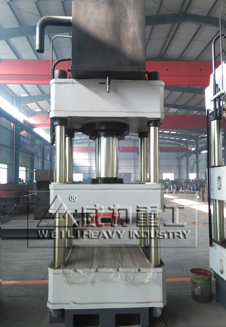 灰斗車成型三梁四柱液壓機(jī)2