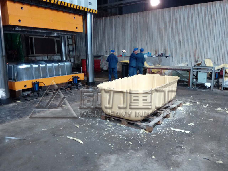 2500噸玻璃鋼化糞池成型液壓機(jī)使用現(xiàn)場