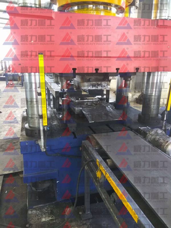 液壓機(jī)在壓制生產(chǎn)錨桿托盤