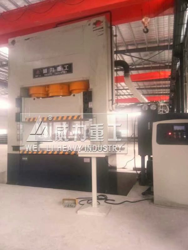 1000噸框架式拉伸液壓機(jī)客戶使用現(xiàn)場(chǎng)2