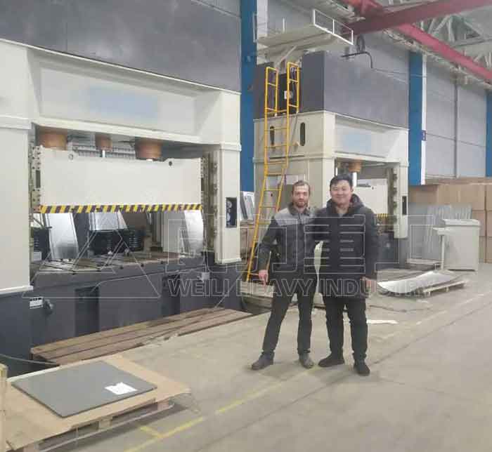 液壓機調試人員與外國客戶留影