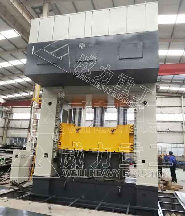 2000噸框架式液壓機(jī)背面圖