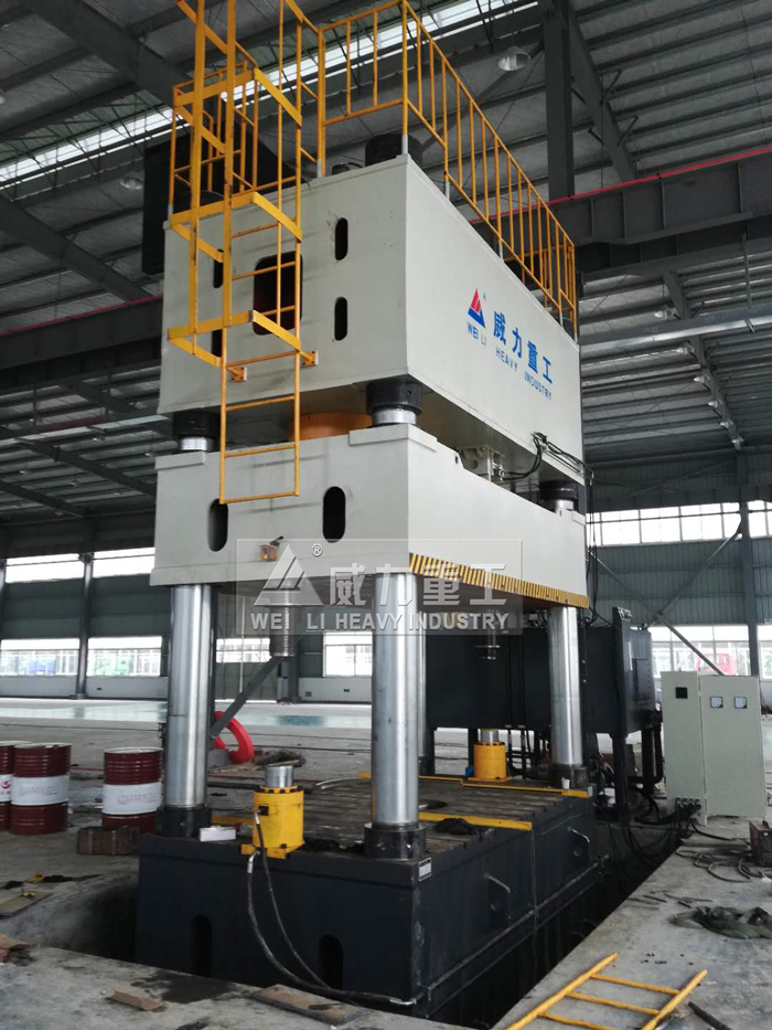 2000噸四柱液壓機(jī)汽車(chē)保險(xiǎn)成型液壓機(jī)