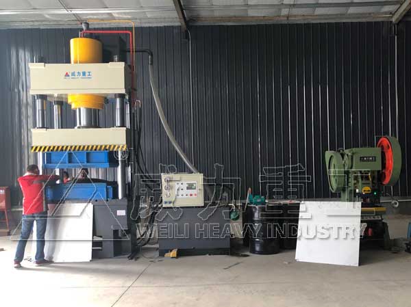 客戶車(chē)間調(diào)試400噸四柱液壓機(jī)水箱板液壓機(jī)