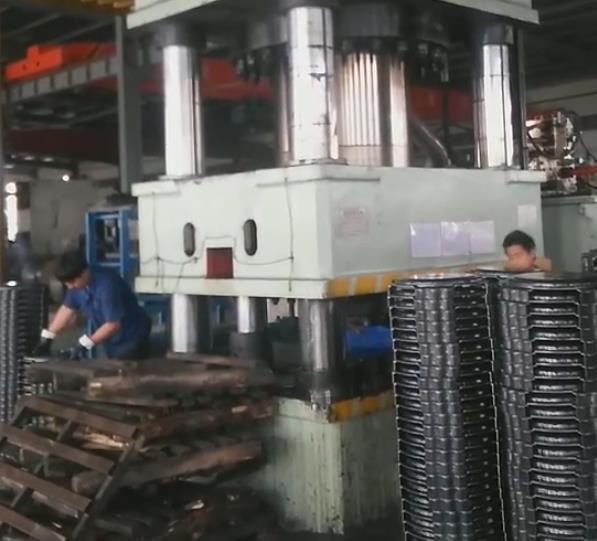 2000噸四柱液壓機(jī)壓制汽車(chē)輪輻現(xiàn)場(chǎng)