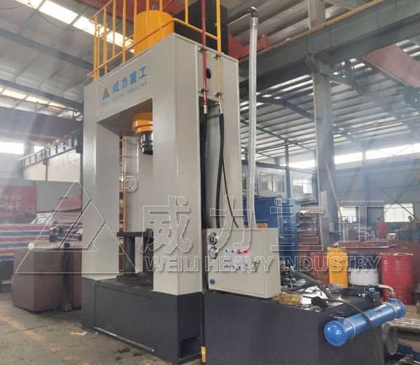 500噸龍門校直液壓機(jī)生產(chǎn)車間