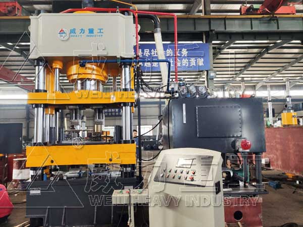 630噸牛羊舔磚液壓機(jī)_630t四柱舔鹽液壓機(jī)