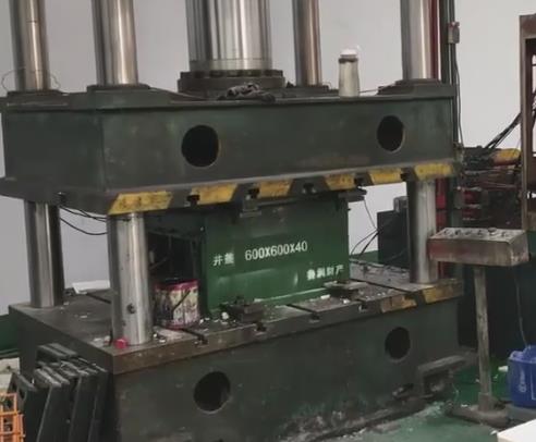 315噸樹脂井蓋成型液壓機(jī)模壓加工現(xiàn)場(chǎng)