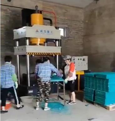 315噸漏糞板液壓機(jī)使用現(xiàn)場