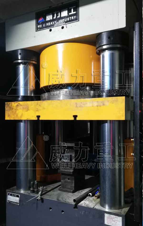 1000噸四柱熱鍛成型液壓機(jī)使用現(xiàn)場