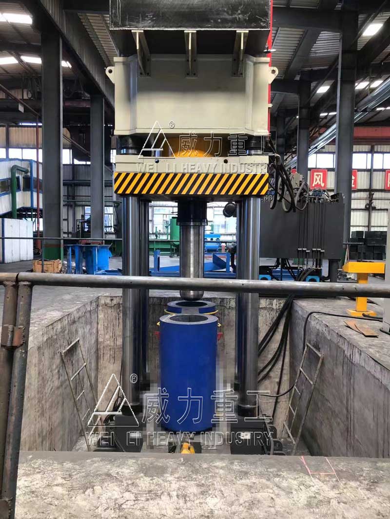 1500噸石墨坩堝液壓機(jī)客戶使用現(xiàn)場(chǎng)