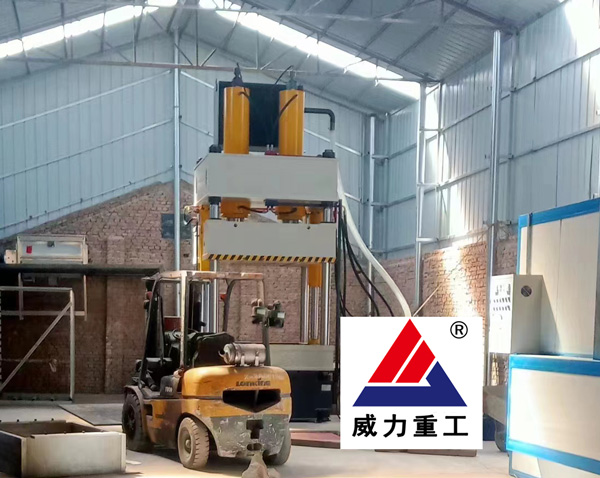 630噸蛭石板液壓機(jī)使用現(xiàn)場