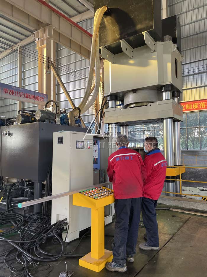 2000噸四梁四柱液壓機(jī)(坩堝、粉末、薄板拉伸)廠家調(diào)試