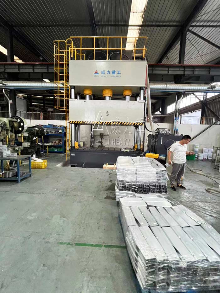 500噸伺服液壓機客戶使用現(xiàn)場